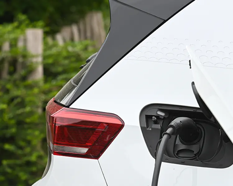 Voiture électrique en train de recharger